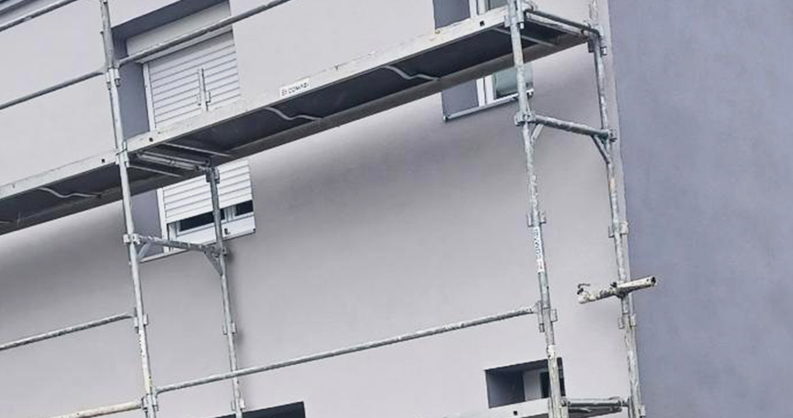 Echafaudage autour d'une maison en extérieur | Peintre en bâtiment Nel Peinture